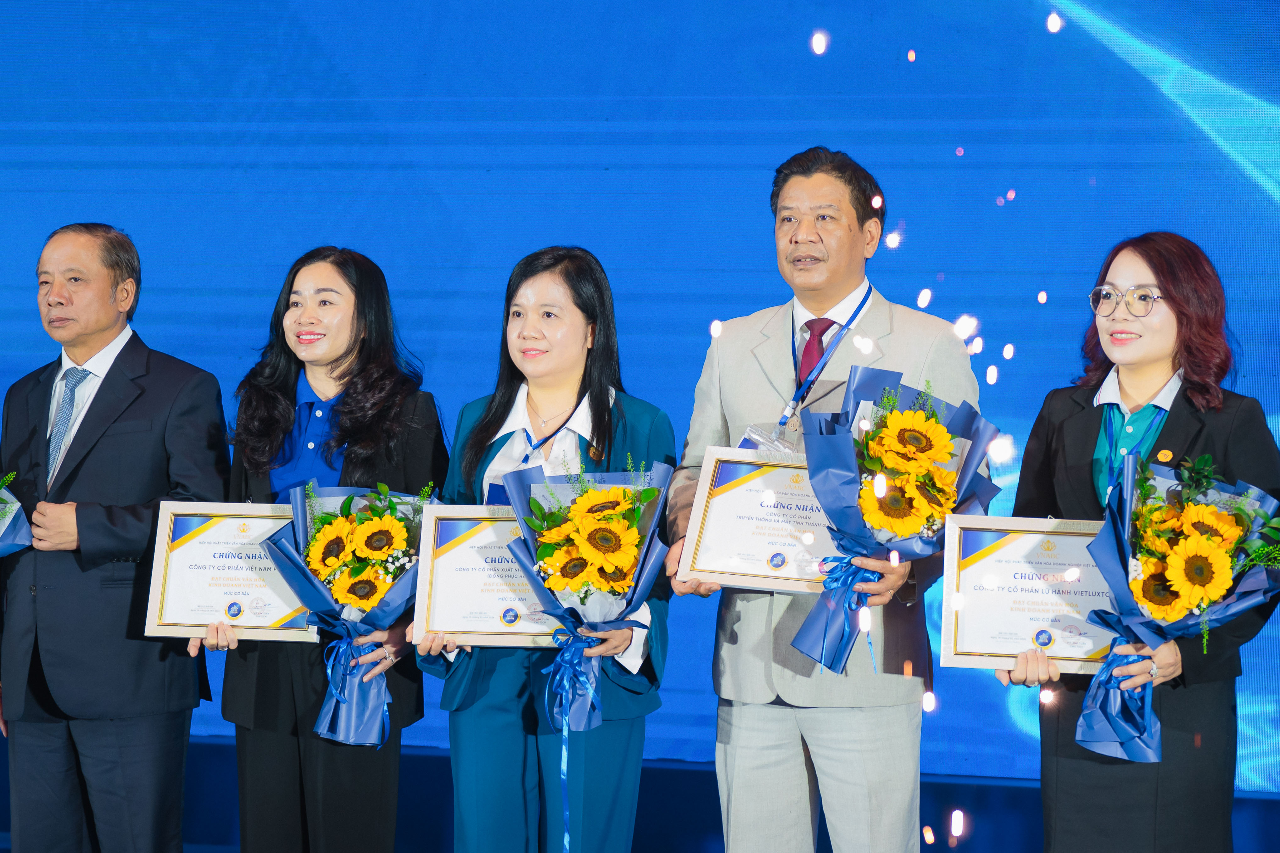 MÁY TÍNH THÁNH GIÓNG ĐƯỢC VINH DANH “DOANH NGHIỆP ĐẠT CHUẨN VĂN HÓA KINH DOANH VIỆT NAM 2025”