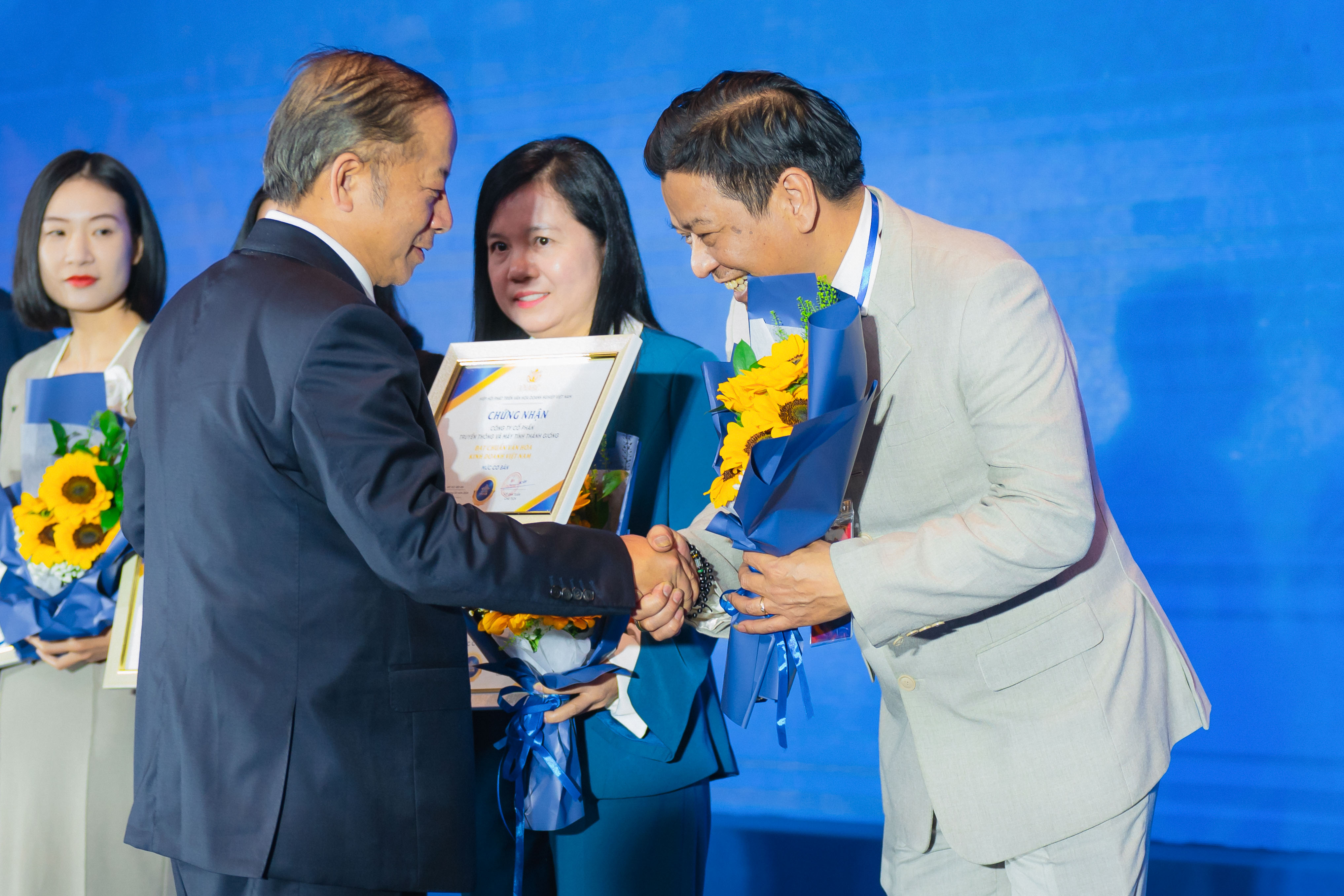 MÁY TÍNH THÁNH GIÓNG KHẲNG ĐỊNH VỊ THẾ TẠI LỄ VINH DANH “DOANH NGHIỆP ĐẠT CHUẨN VĂN HÓA KINH DOANH VIỆT NAM”