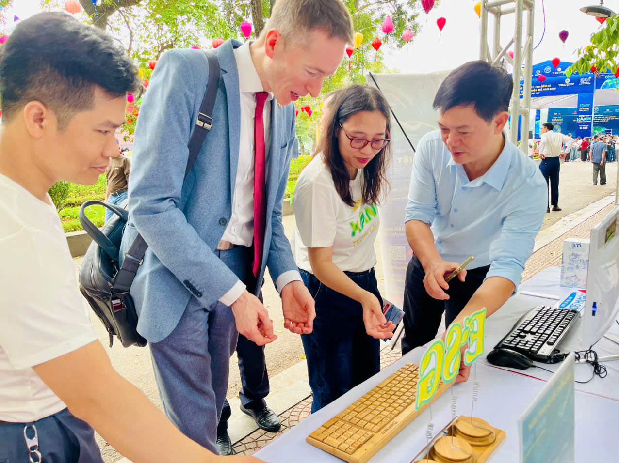 Máy tính Thánh Gióng