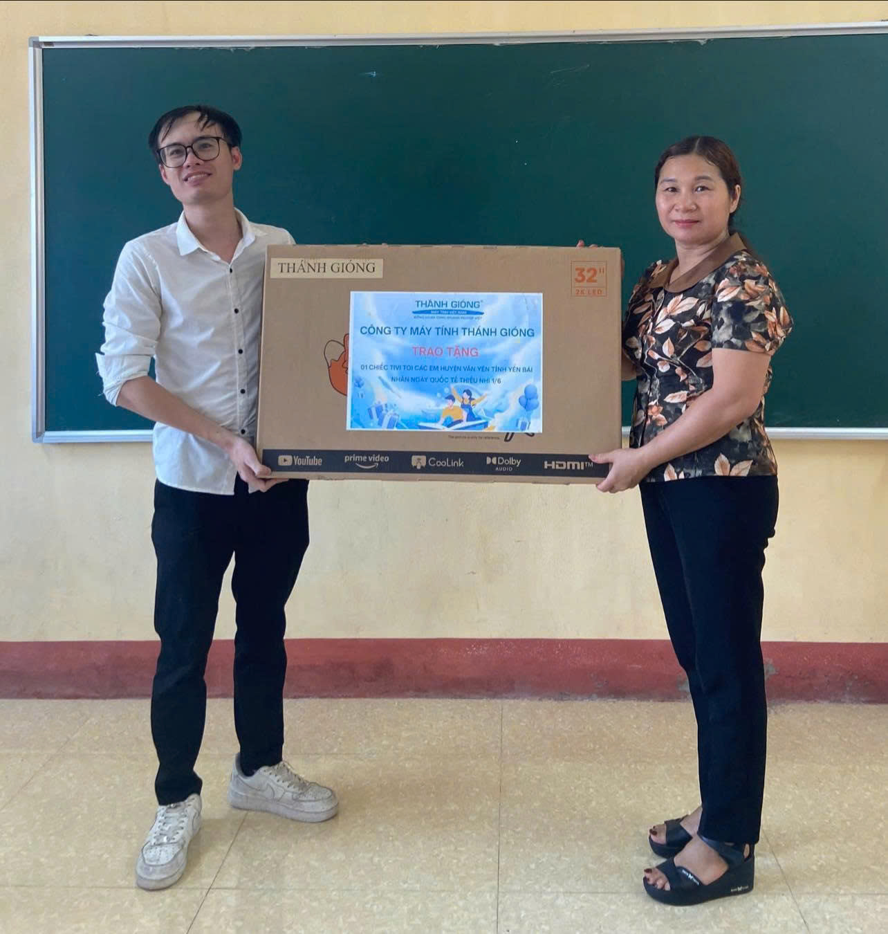 Đại diện Công ty Máy tính Thánh đã đến điểm Trường trao tặng trực tiếp món quà tới nhà trường
